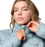 Chaqueta acolchada de mujer con tecnología termorreflectante, cierre frontal completo, cuello alto con protección de barbilla y bolsillos laterales con cremallera. Diseño ligero y resistente a la humedad.