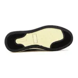 Championes casuales de hombre en color gris, con sistema de cierre mediante cordones y cremallera lateral decorativa. Presentan una suela de goma en tono crema y costuras reforzadas en el lateral.