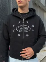 Canguro negro con cierre frontal, capucha y bolsillos tipo canguro. Presenta un estampado frontal en color blanco con un diseño ovalado rodeado de estrellas.