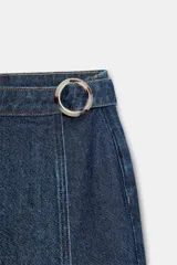 Falda pantalón cruzada de denim en color celeste, con diseño cruzado al frente, cierre frontal oculto y hebilla decorativa redonda en la cintura.