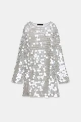 Vestido corto de punto con cuello redondo y manga larga, completamente cubierto de lentejuelas brillantes y perlas decorativas.