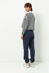 Pantalón de jogging negro de algodón con interior de felpa, bolsillos laterales, cintura elástica y puños ajustados.