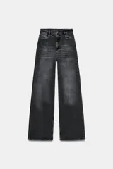 Jeans de tiro alto con corte wide leg y largo completo. Presenta diseño de cinco bolsillos, trabillas en la cintura y cierre frontal con cremallera y botón, con un acabado de efecto lavado.