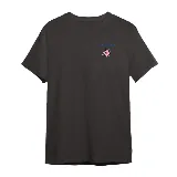 Remera manga corta color gris oscuro con un estampado gráfico en la espalda dividido en cuatro paneles: una luna creciente naranja, una figura humana sosteniendo un objeto en un fondo rosa, otra figura humana sosteniendo un objeto en un fondo azul, y una flor estilizada en un fondo verde.