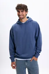 Canguro azul con capucha, bolsillo frontal tipo canguro y estampa sutil con la frase 'Make Time' en el pecho.