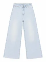Jean de denim color celeste claro, de tiro alto y corte wide leg con diseño amplio en las piernas y terminación desmechada en el ruedo.