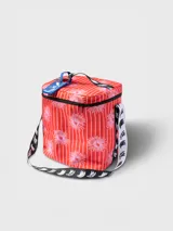 Cooler bag de gran tamaño, con cuerpo principal estampado en rojo con rayas verticales y flores rosadas. Posee asas de mano negras y una correa ajustable estampada en blanco y negro con el monograma de la marca. Incluye un dije azul colgando del cierre superior.