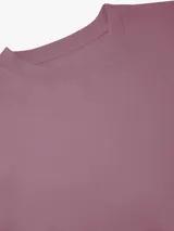 Camiseta de manga corta con corte relaxed, confeccionada en algodón, con cuello redondo y diseño minimalista.