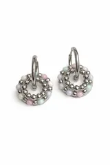 Aros tipo argolla con dije circular compuesto por una combinación de cuentas metálicas de acero inoxidable y cristales de murano en tonos grisáceos.