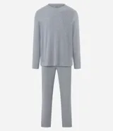 Pijama largo melange, con remera manga larga de cuello redondo y pantalón con cintura elástica.