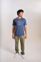 Remera de cuello redondo y manga corta, color azul, con estampado circular en el pecho que incluye el logo de la marca Original Penguin.