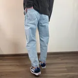 Jean de corte mom con efecto lavado, tiro medio y largo al tobillo.