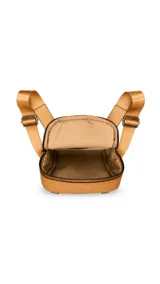Bandolera pequeña de diseño compacto en color beige, con bolsillo frontal abierto y cierre principal. Incluye correa ancha ajustable y desmontable.