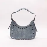 Bandolera celeste con efecto gastado, estilo hobo, adornada con tachas metálicas plateadas en todo el contorno y cierre superior.