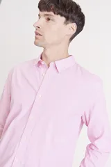 Camisa de manga larga color rosa con finas rayas verticales blancas.