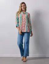 Blusa de gasa estampada multicolor, marca Ruby Rd. Tiene cuello a la base, escote en V, abertura central con botones y plisados en la parte delantera. Las mangas son 3/4 y tienen un largo regulable con presilla y botón.