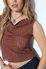 Top sin mangas color terracota, con cuello cascada y tejido de punto acanalado y calado.