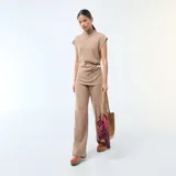 Pantalón wide leg de punto suave color beige, con cintura elástica y diseño fluido.