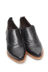 Zapato de cuero color tostado con diseño estilo botineta, elásticos laterales, costuras decorativas y taco cuadrado de madera.