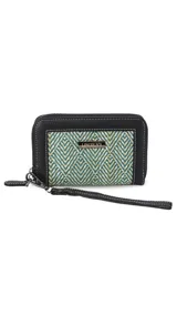 Billetera mediana con cierre perimetral, confeccionada en cuero sintético negro y panel central de tela con diseño geométrico en tonos verde y beige. Incluye correa de mano desmontable y placa metálica con logo de la marca.