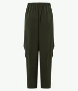 Pantalón sastre de corte barrel, con diseño de piernas anchas y volumen estructurado en los laterales. Presenta pliegues frontales, cintura con elástico en la parte posterior y acabado refinado.