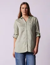 Camisa verde claro de tencel, marca Hester & Orchand. Cuello con solapa, escote en V y abertura central con botones. Delantera con bolsillos. Largo de manga regulable con presilla y botón.