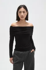 Top manga larga de viscosa color negro, con diseño strapless y detalle de frunces en la parte superior del escote.