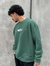 Buzo verde con logo 'OSTEN' estampado en el pecho.