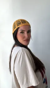 Gorro de crochet color amarillo mostaza con diseño de red.