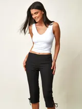 Musculosa negra de tirantes anchos con pronunciado escote en V tanto en la parte delantera como en la espalda, de corte ajustado y diseño liso.