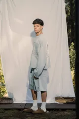 Bermuda de rústico liviano color marrón chocolate, con corte holgado y estampa sutil en el frente.