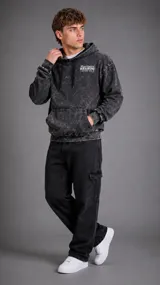 Hoodie de algodón con efecto lavado ácido en color negro, corte holgado, capucha con cordones ajustables, bolsillo tipo canguro frontal y logo estampado en el pecho.