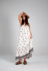 Vestido blanco con estampado de cruces negras, sin mangas y corte holgado.