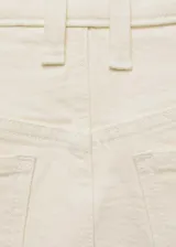 Pantalón jeans de corte culotte y tiro medio, con diseño de cinco bolsillos, cierre de cremallera y botón, y terminación de ruedo deshilachado.