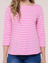Remera semi entallada de algodón con elastano, con estampado de rayas horizontales blancas y rosadas, escote bote y mangas tres cuartos de corte raglán.