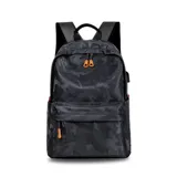 Mochila negra con estampado camuflado, confeccionada en tafeta. Cuenta con apertura superior con cierre, bolsillo frontal con cierre, bolsillos laterales, bolsillos internos, asa de mano corta y correas acolchadas regulables para la espalda. Detalles en color naranja.