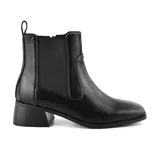 Bota corta negra de cuero sintético, con elástico lateral, punta redondeada y taco bajo.