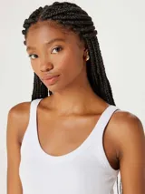 Musculosa ajustada color crema, con cuello redondo y tejido acanalado.