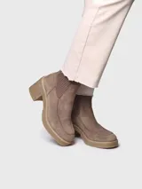 Bota corta de gamuza color verde militar, con caña de tejido elástico de punto en la parte superior, plataforma texturizada y tacón ancho.