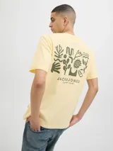 Camiseta color crema con estampado abstracto en la espalda, cuello redondo y manga corta.