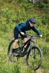 Riñonera Thule Rail 2 de 0.5L color gris azulado, diseñada para actividades deportivas. Cuenta con compartimento principal con cierre, bolsillos laterales de malla y bolsillo trasero estructurado para celular. Incluye detalles reflectivos y punto de fijación para luz.