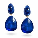 Aros colgantes en forma de gota de color azul, compuestos por una pieza superior más pequeña y un dije inferior grande de resina translúcida unidos por argollas doradas.