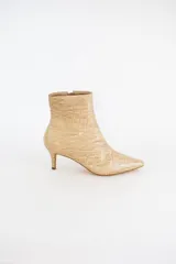 Botines de cuero con textura de cocodrilo, diseño de punta fina y taco chupete de altura media.