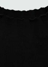 Vestido midi de punto fino con diseño de canalé, cuello perkins y manga larga. Presenta un corte entallado que se ajusta al cuerpo.