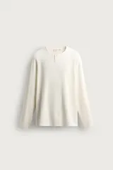Camiseta relaxed fit de manga larga confeccionada en tejido waffle con mezcla de algodón y cáñamo. Presenta cuello redondo con cierre frontal parcial de botones.