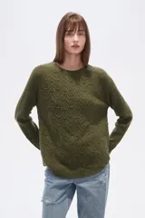 Sweater de algodón color beige con diseño de punto en relieve en forma de zigzag y pequeños puntos. Tiene cuello redondo y mangas largas tipo ranglán.