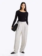 Remera Tommy Hilfiger de viscosa acanalada color negro, de corte slim, cuello redondo y mangas largas.