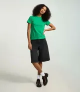 Remera básica de cuello redondo y manga corta con dobladillo, confeccionada en tejido de algodón suave y ligero.