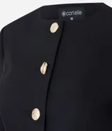 Blazer de sastrería estructurado en tejido crepe, con cuello redondo, cierre frontal con botones metálicos, bolsillos embutidos y mangas largas. Presenta un corte entallado que define la silueta.