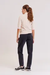 Pantalón de jean de tiro alto, corte mom, color gris oscuro con efecto lavado.